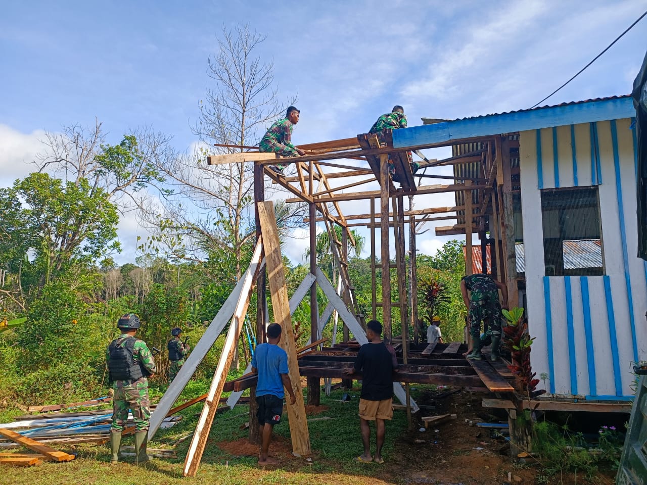Semangat Dalam Mengatasi Kesulitan Rakyat, Personel Satgas Yonif 126/KC Bantu Renovasi Gereja Di Perbatasan Papua
