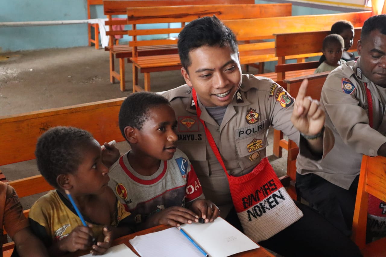 Terus Majukan Pendidikan di Jayawijaya, Binmas Noken Ajarkan Membaca dan Menulis Anak-anak Kampung Parema