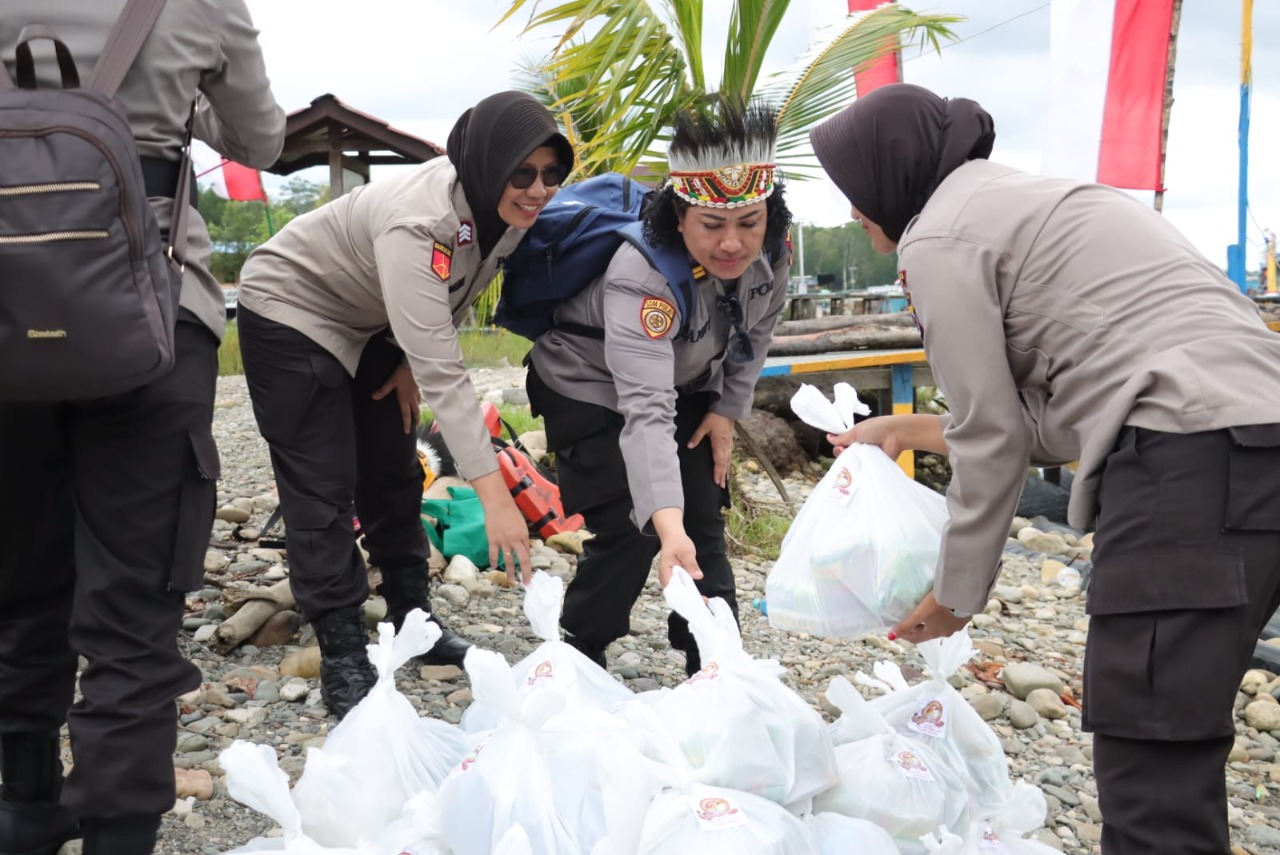 Semarak Hari Jadi Polwan Ke-74, Polwan Polres Mimika Gelar Baksos