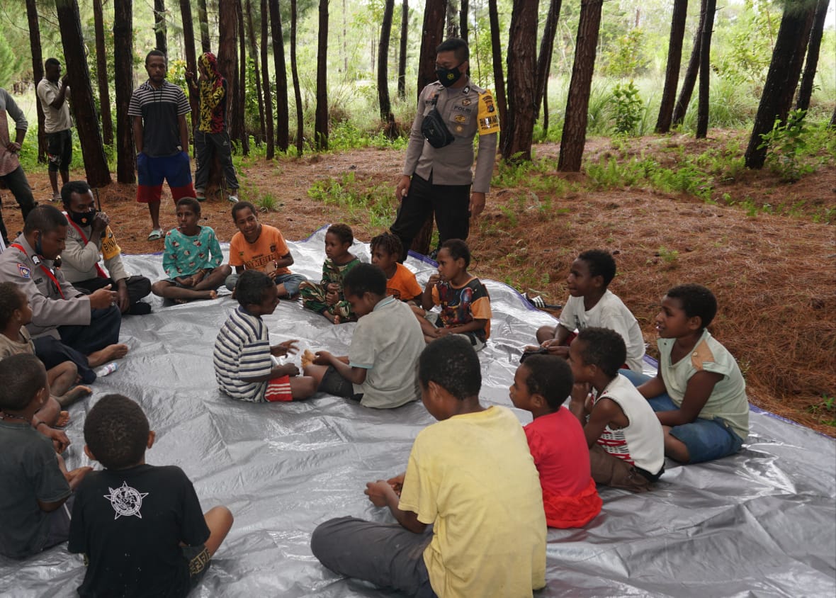 Binmas Noken Jayawijaya Kembali Berikan Pendidikan Kepada Anak-anak Kampung Parema