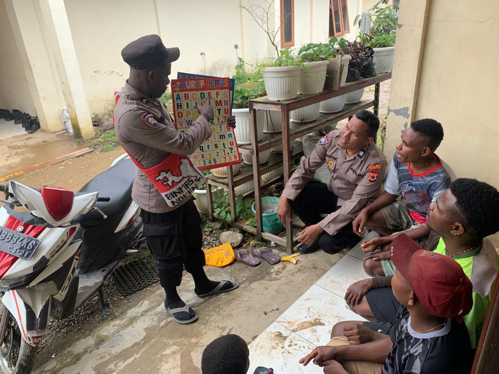 Tak Kenal Lelah Binmas Noken Polri Terus Ajarkan Anak-Anak Dogiyai
