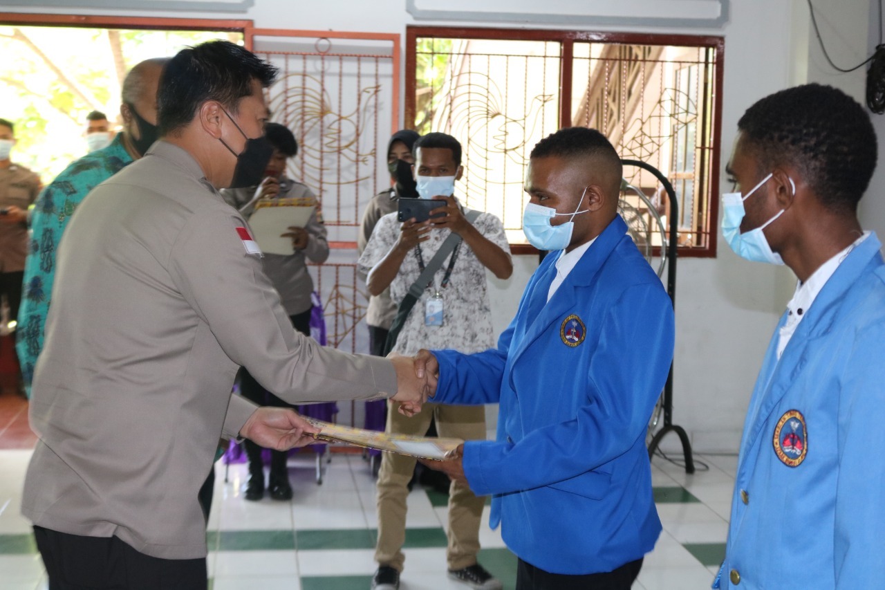 Ops Damai Cartenz Laksanakan Penyerahan Bantuan Beasiswa Dari Mabes Polri