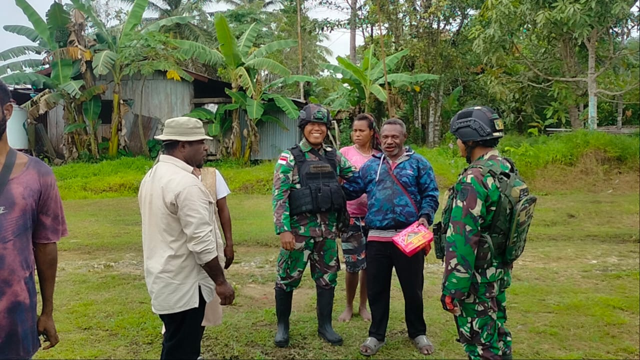 Dekat Dengan Masyarakat Papua, Satgas Pamtas Yonif Raider 142/KJ Kedepankan Komsos