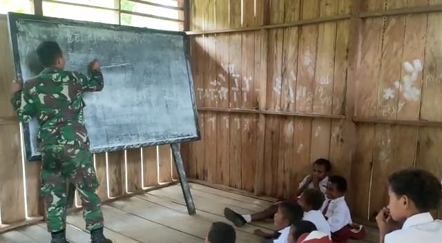 Bak Pelita, Personel Satgas Pamtas Yonif 126/KC Mengajar Anak-Anak Di Perbatasan Papua