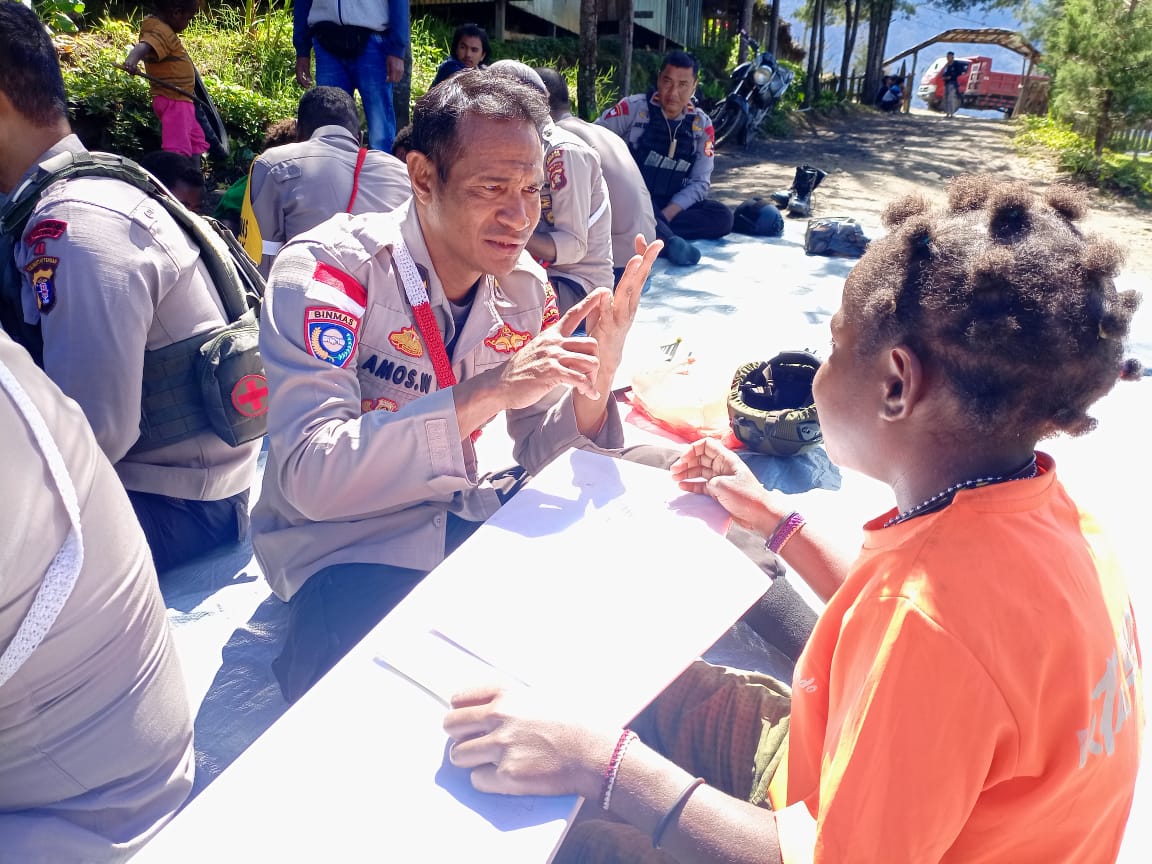 Dengan Alat Sederhana, Binmas Noken Ajarkan Dunia Pendidikan Kepada Anak-anak di Ilaga