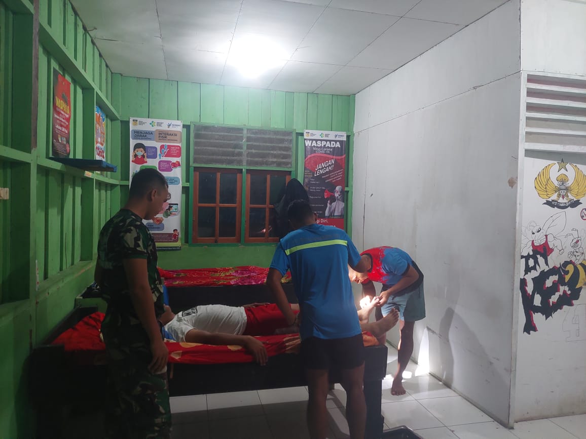Mulianya Personel Satgas Yonif 126/KC, Berikan Pengobatan Warga Mengalami Kecelakaan Tunggal