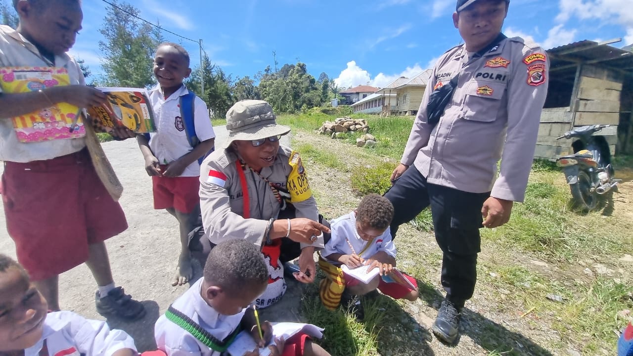 Keterbatasan Bukan Halangan Binmas Noken Intan Jaya Untuk Tak Mengajar Anak-anak