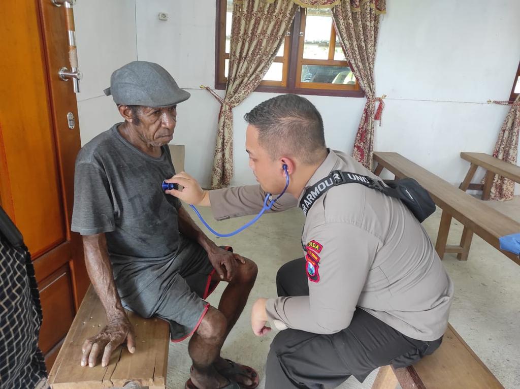 Tingkatkan Pelayanan Kesehatan Untuk Masyarakat, Tim Medis Satgas Damai Cartenz Berikan Pengobatan Gratis
