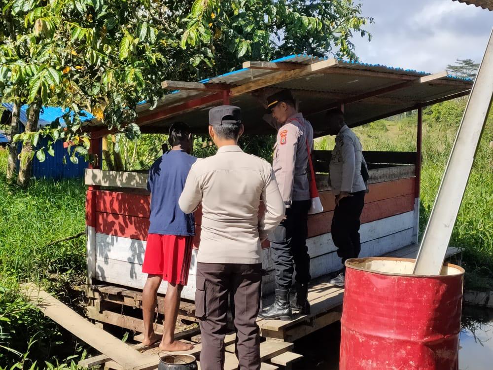Kunjungi Spot Ternak Babi, Binmas Noken Wilayah Pegunungan Bintang Sambangi Warga Binaannya