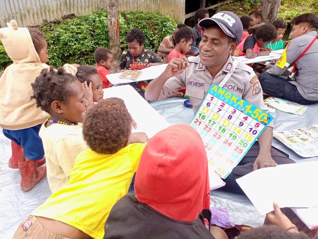 Binmas Noken Ajarkan Membaca Dan Berhitung Kepada Anak-Anak Di Ilaga
