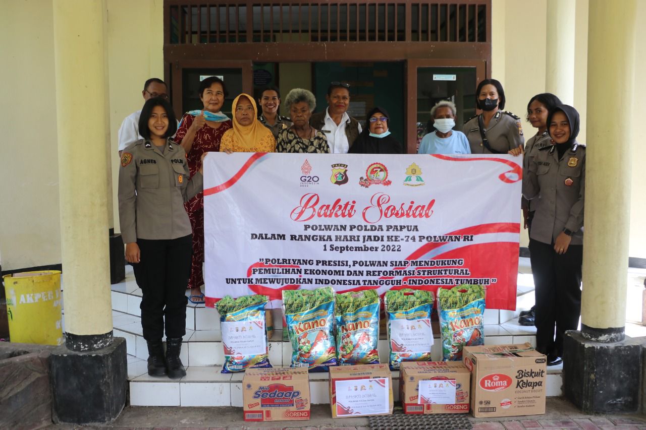 Bakti Sosial Polwan Polda Papua Jelang Hari Polwan ke-74