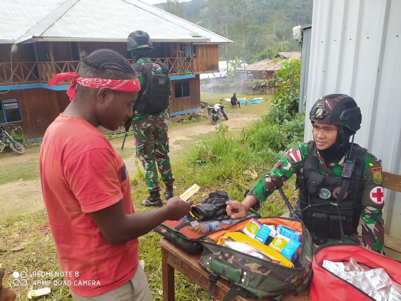 Kejutan !! Warga Berduyun-Duyun Mendatangi Satgas Pamtas RI PNG Yonif Raider 142/KJ