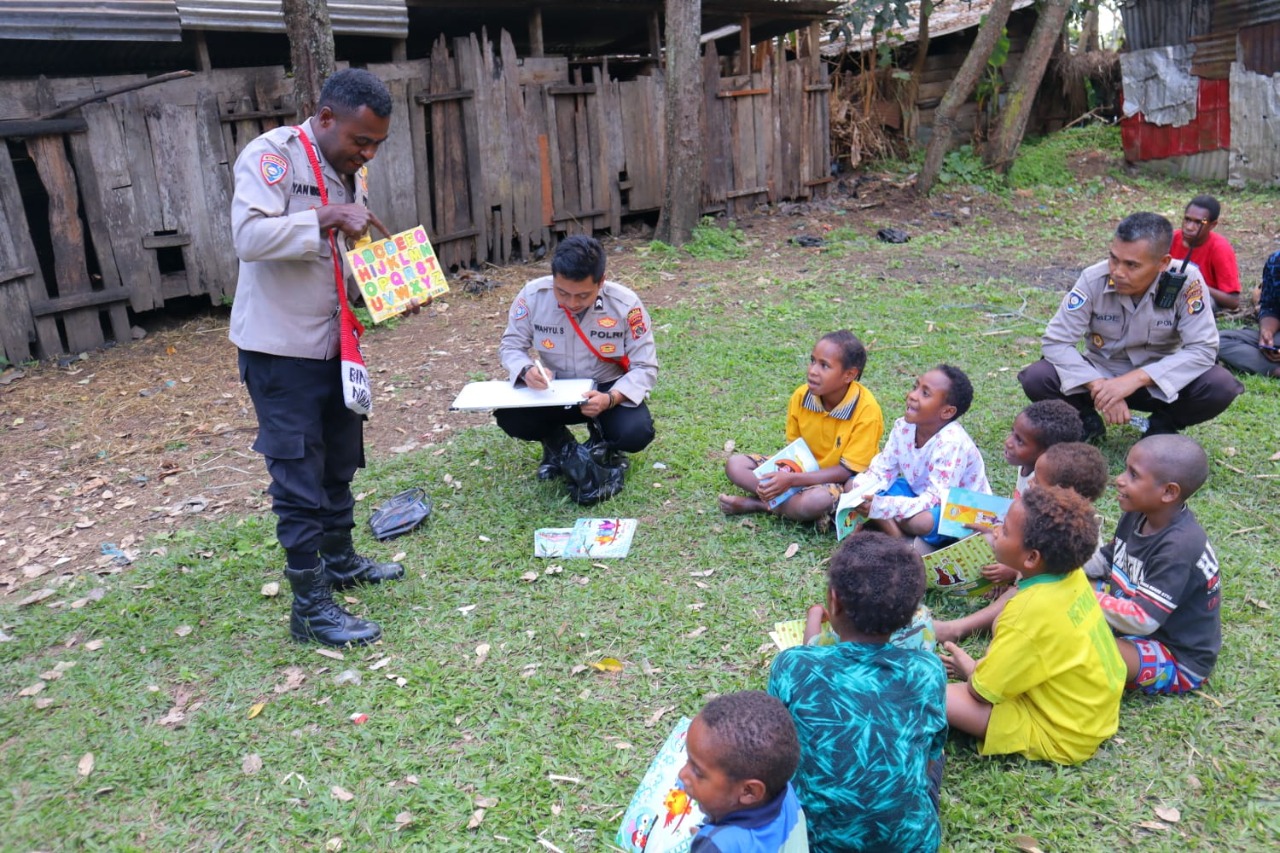 Terus Berantas Buta Aksara, Binmas Noken Kenalkan Abjad Pada Anak-anak Kampung Wesageya
