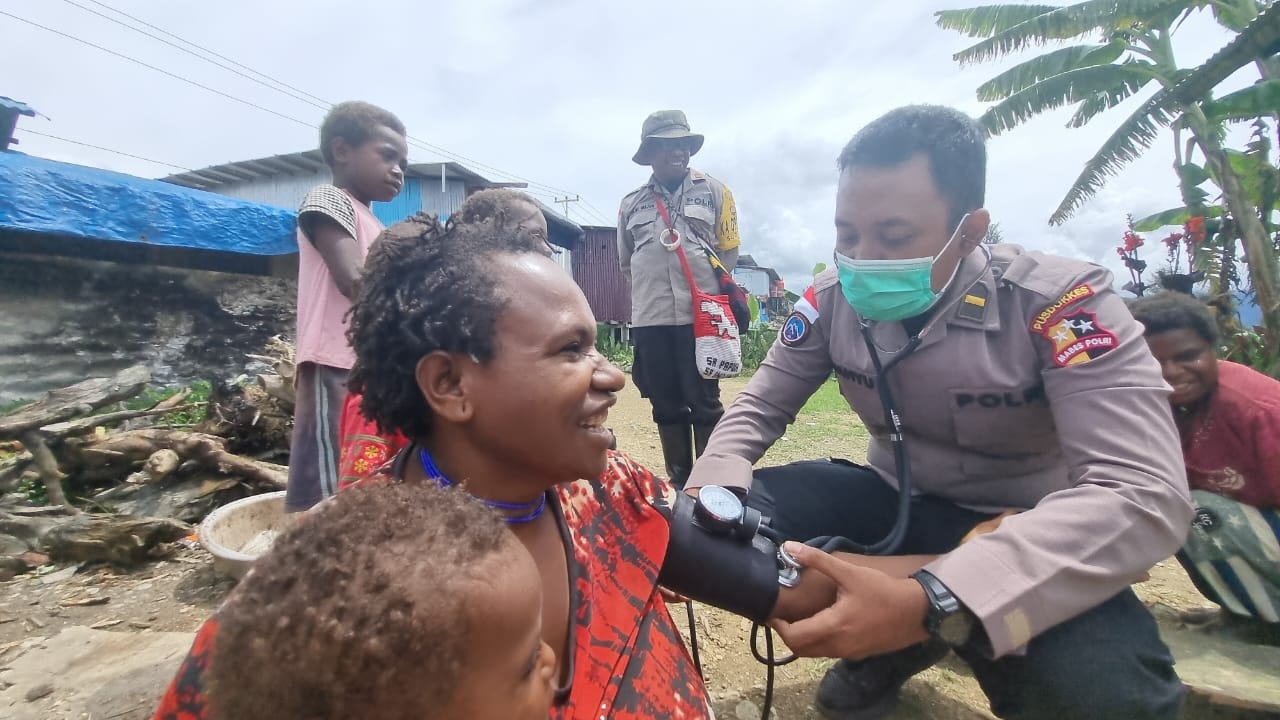 Cara Polri Sehatkan Warga Intan Jaya Papua