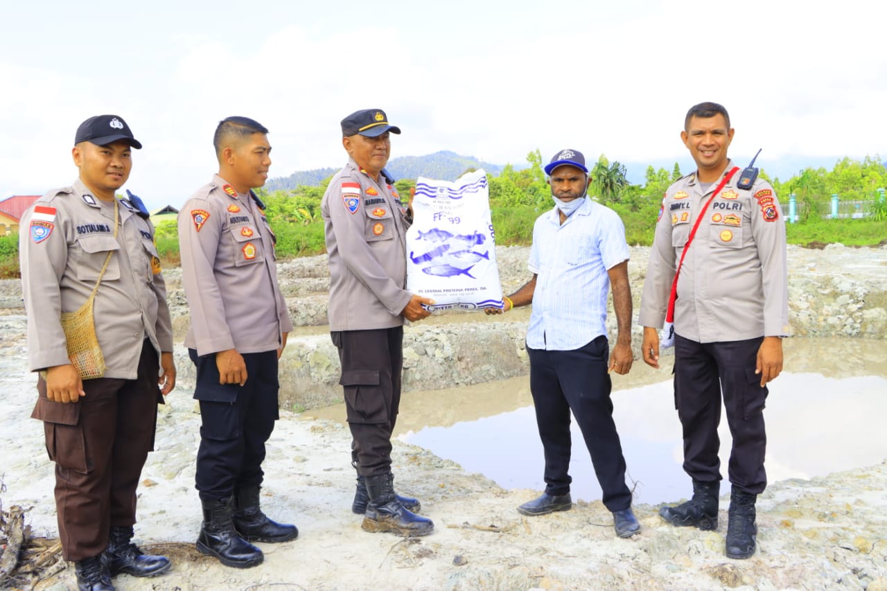 Sat Binmas Polres Yalimo Bagikan 100 Karung Pakan Ikan Kepada Warga