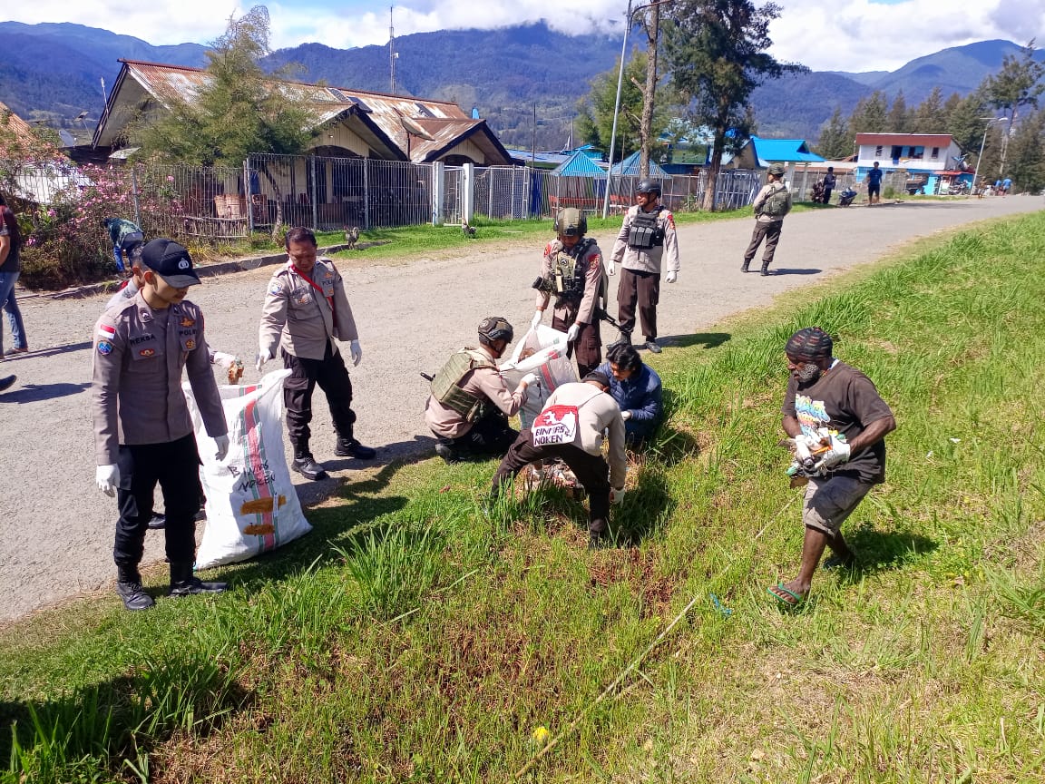 Peduli Lingkungan, Polisi Bersama Para Tokoh Dan Anak-Anak di Ilaga Bersihkan Lingkungan