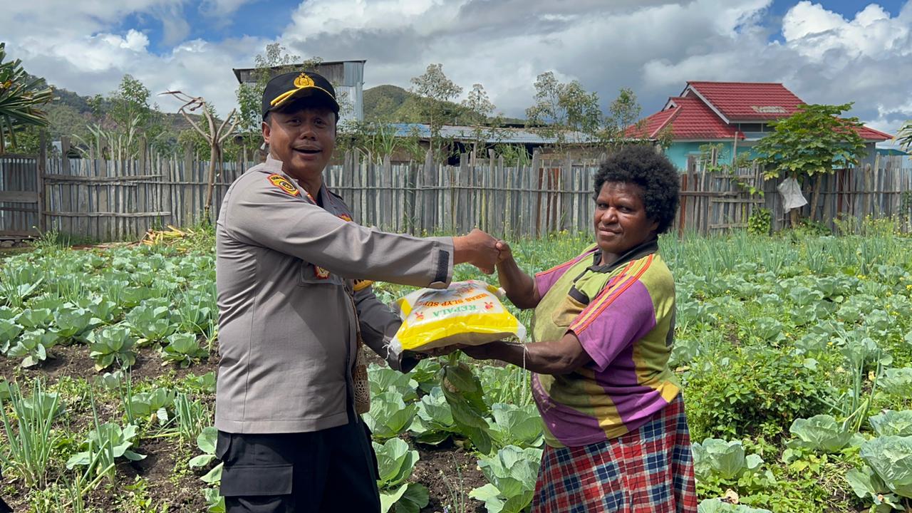 Binmas Noken Polri Bersama Kapolres Dogiyai Lakukan Program Kasuari