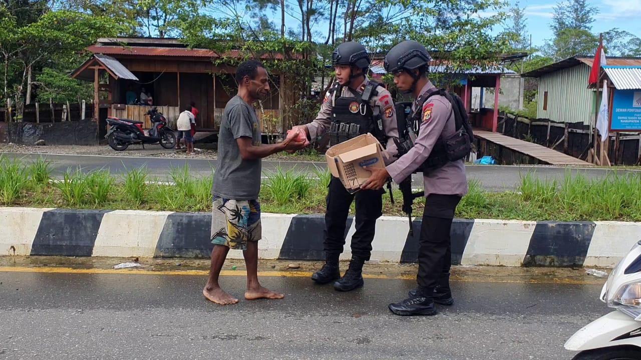 Jumat Berkah, Satgas Preventif Yahukimo Sisihkan Sebagian Rezeki Untuk Bantu Masyarakat