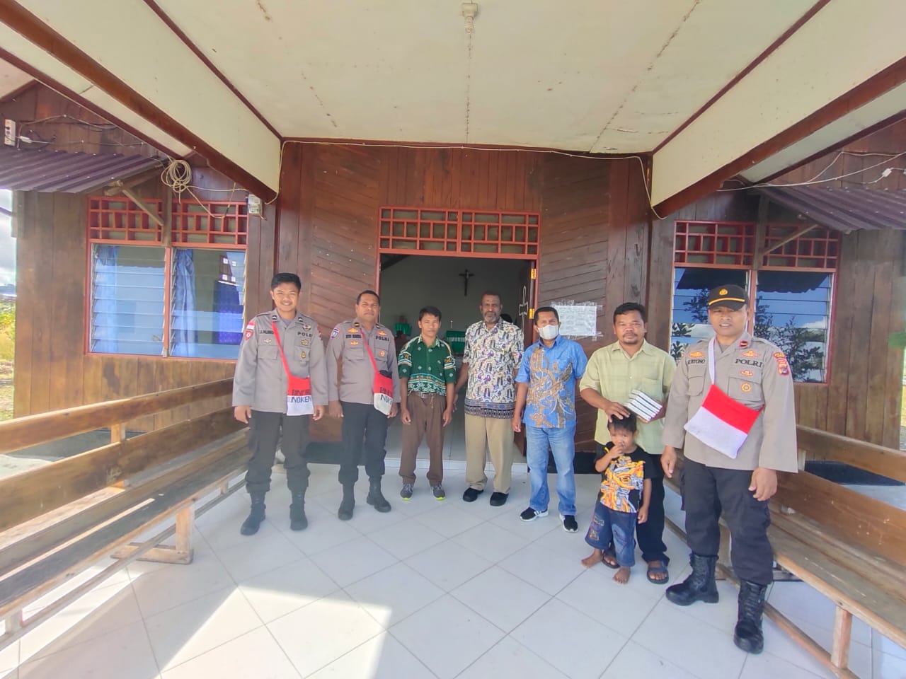 Sambangi Gereja Katholik Santo Fransiskus Asisi Kenyam Kabupaten Nduga, Binmas Noken laksanakan Program KOTEKA