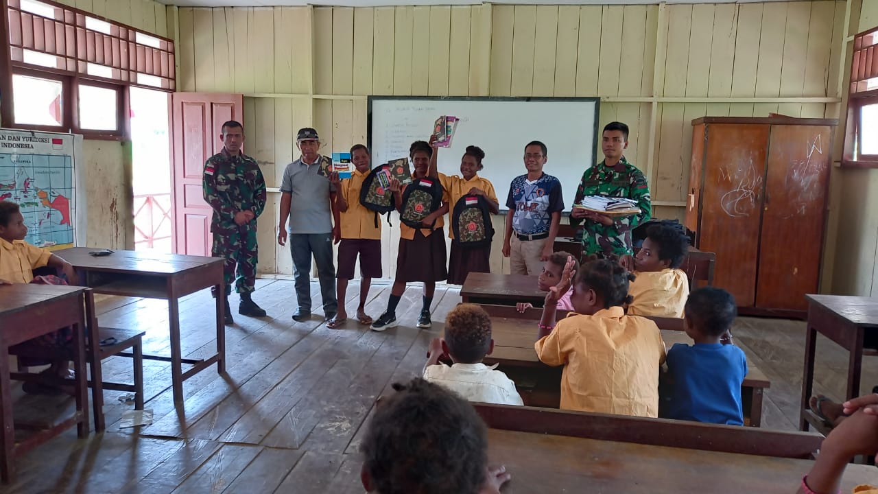 Satgas Pamtas Yonif 126/KC Jadi Guru Sekaligus Bagikan Perlengkapan Sekolah