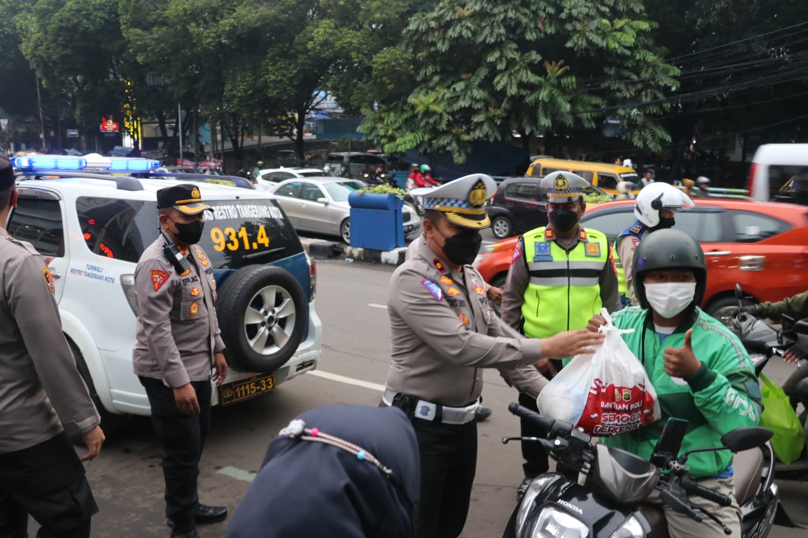 Menginspirasi Masyarakat Papua, Personel Satgas Yonif 126/KC Ajarkan Budidaya Ikan Lele