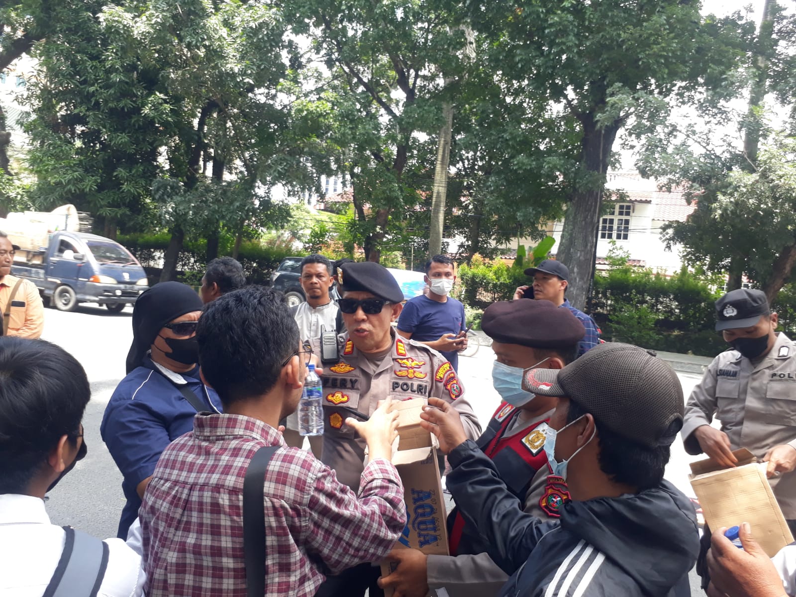 Simpatik, Polisi Polrestabes Medan Bagi – Bagi Air Mineral Kepada Pendemo Kenaikan BBM Dan Pungut Sampah