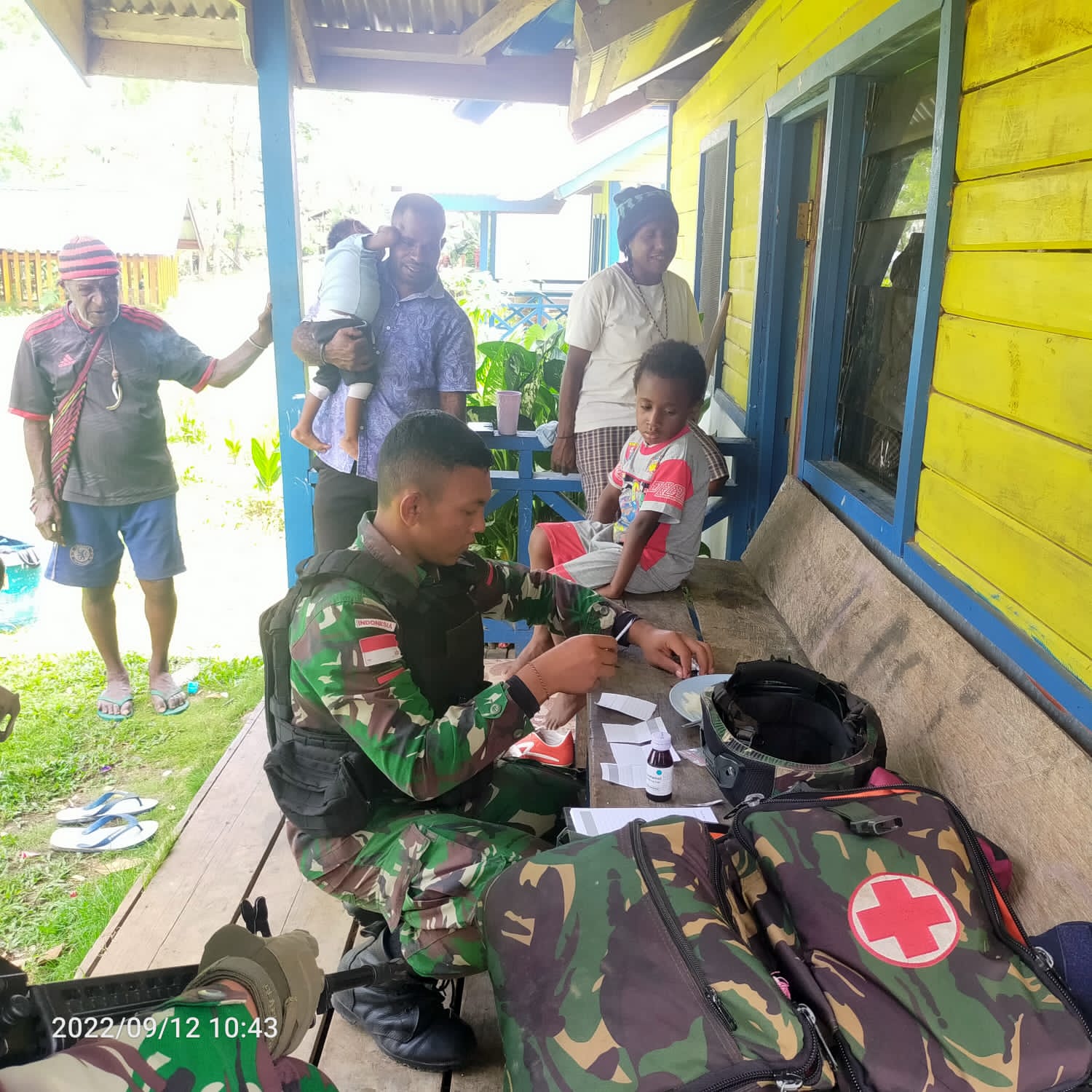 Perkuat Layanan Kesehatan, Satgas Pamtas Yonif Raider 142/KJ Kunjungi Warga