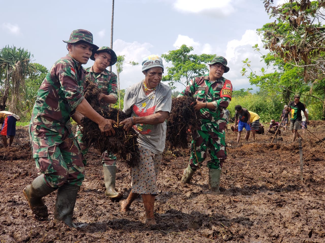 Menjaga Ketahanan Pangan Di Perbatasan Papua, Satgas Yonif 126/KC Bantu Masyarakat Membuka Lahan