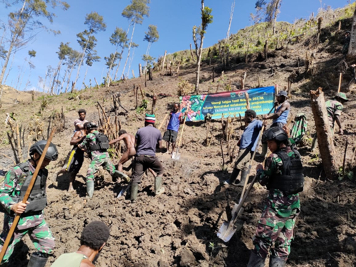 Satgas Yonif Mekanis 203/AK Buka Lahan Untuk Berkebun Bersama Masyarakat Desa Balime Distrik Balingga