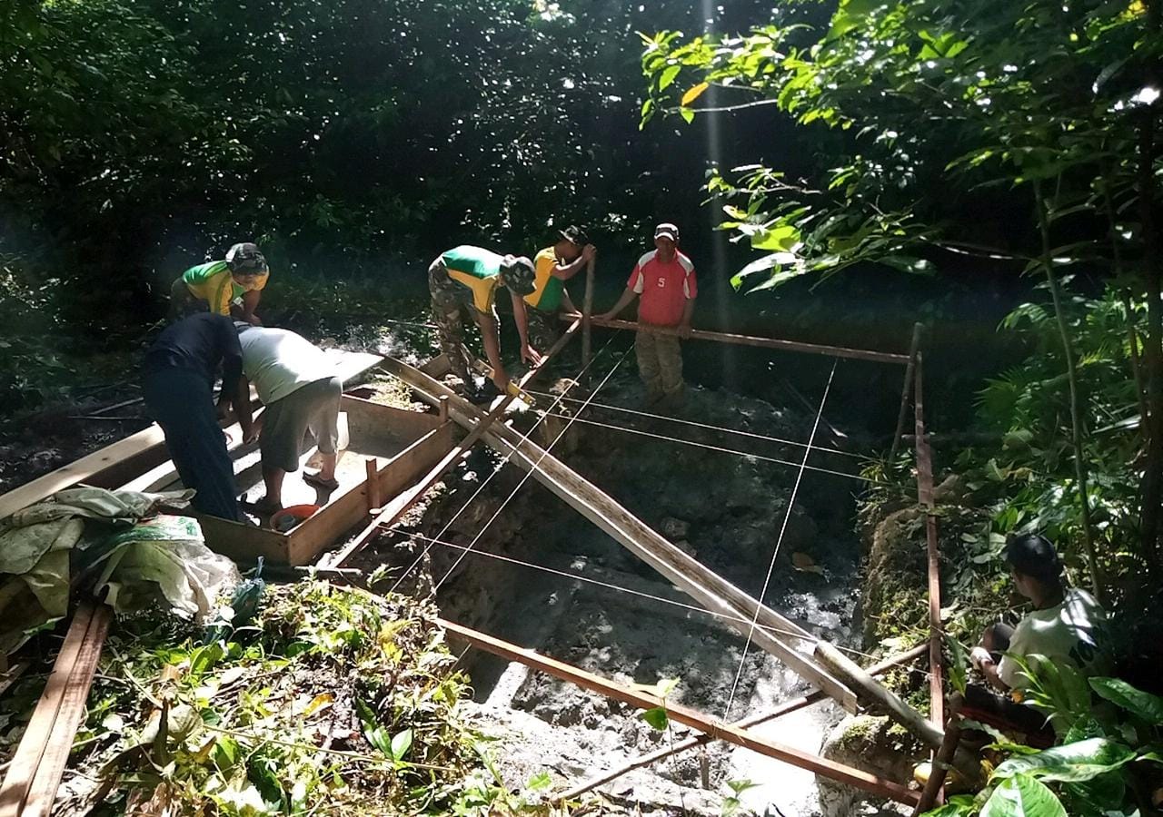 Satgas Yonarmed 1 Kostrad Bantu Masyarakat Bangun Bak Penampungan Air di Negeri Tuhaha