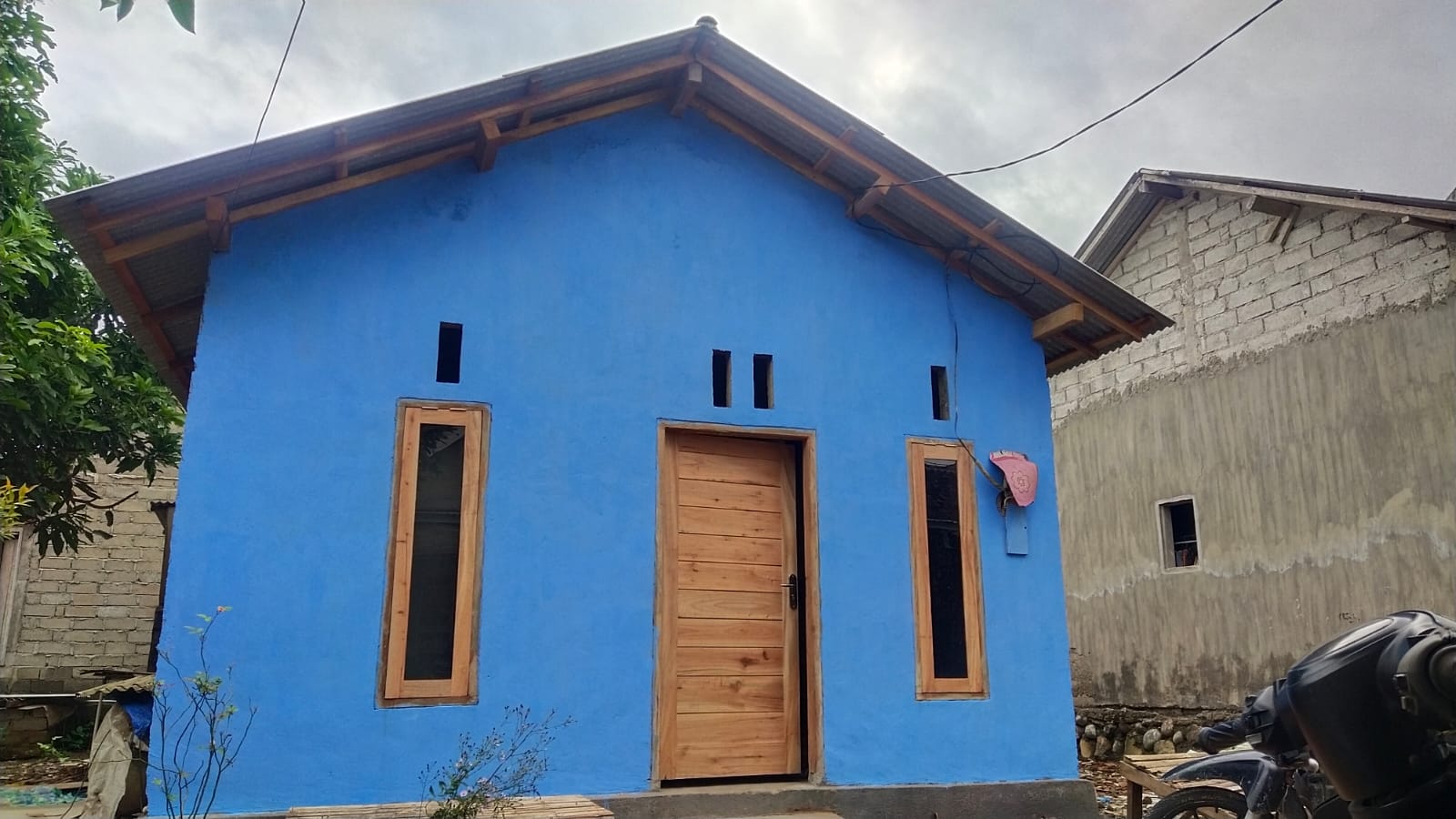 Tujuh Rumah Warga Dusun Pancer Banyuwangi Dapat Program Bedah Rumah Perusahaan Pertambangan