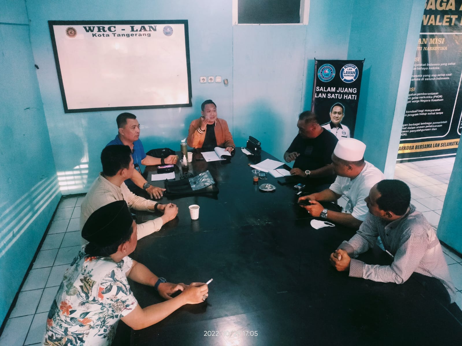 Komandan WRC Agus Bohar saat memberikan laporan kepada ketua LAN Kota Tangerang, Helmi Halim