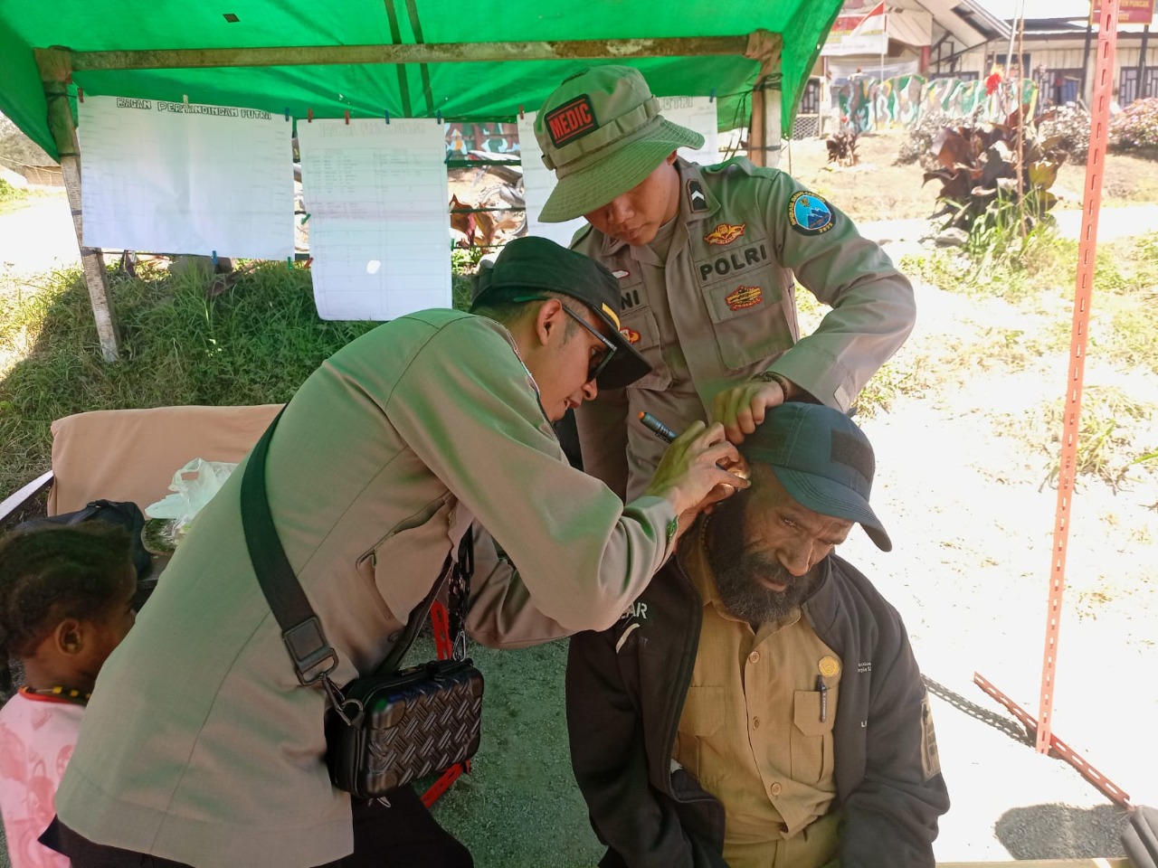 Tak Henti-hentinya, Tim Medis Polri Berikan Pelayanan Kesehatan Kepada Masyarakat di Puncak