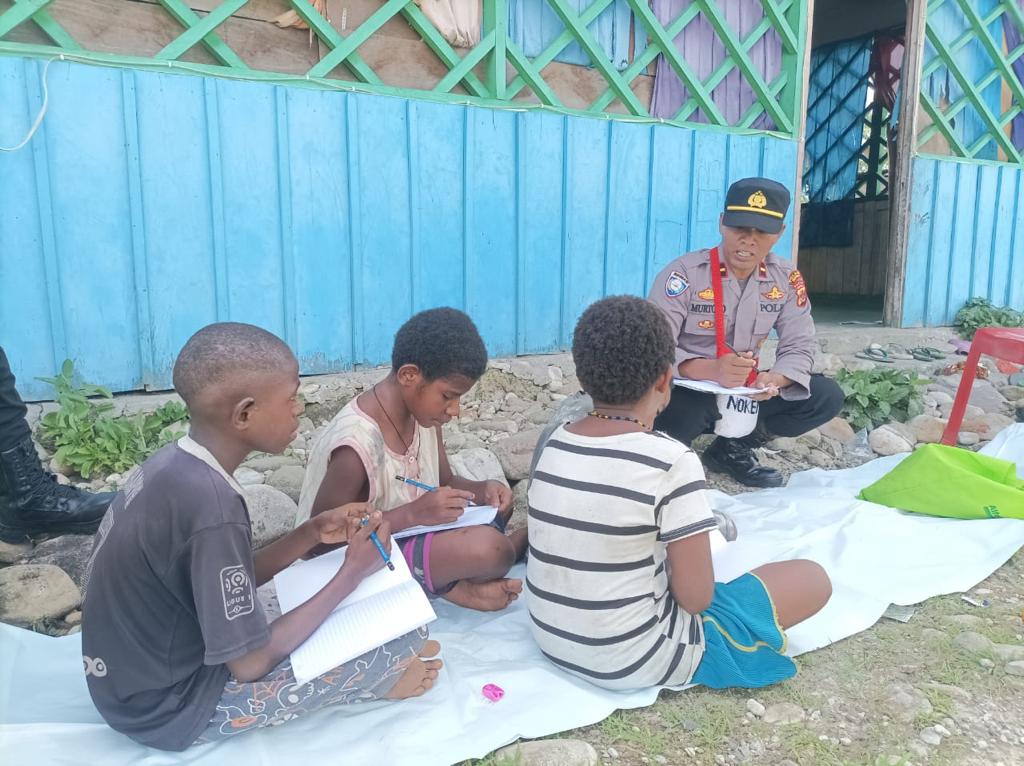 Hadirkan Keceriaan Anak Usia Dini di Kampung Kenyam, Binmas Noken Polri Mengajak Belajar Dan Bermain Bersama