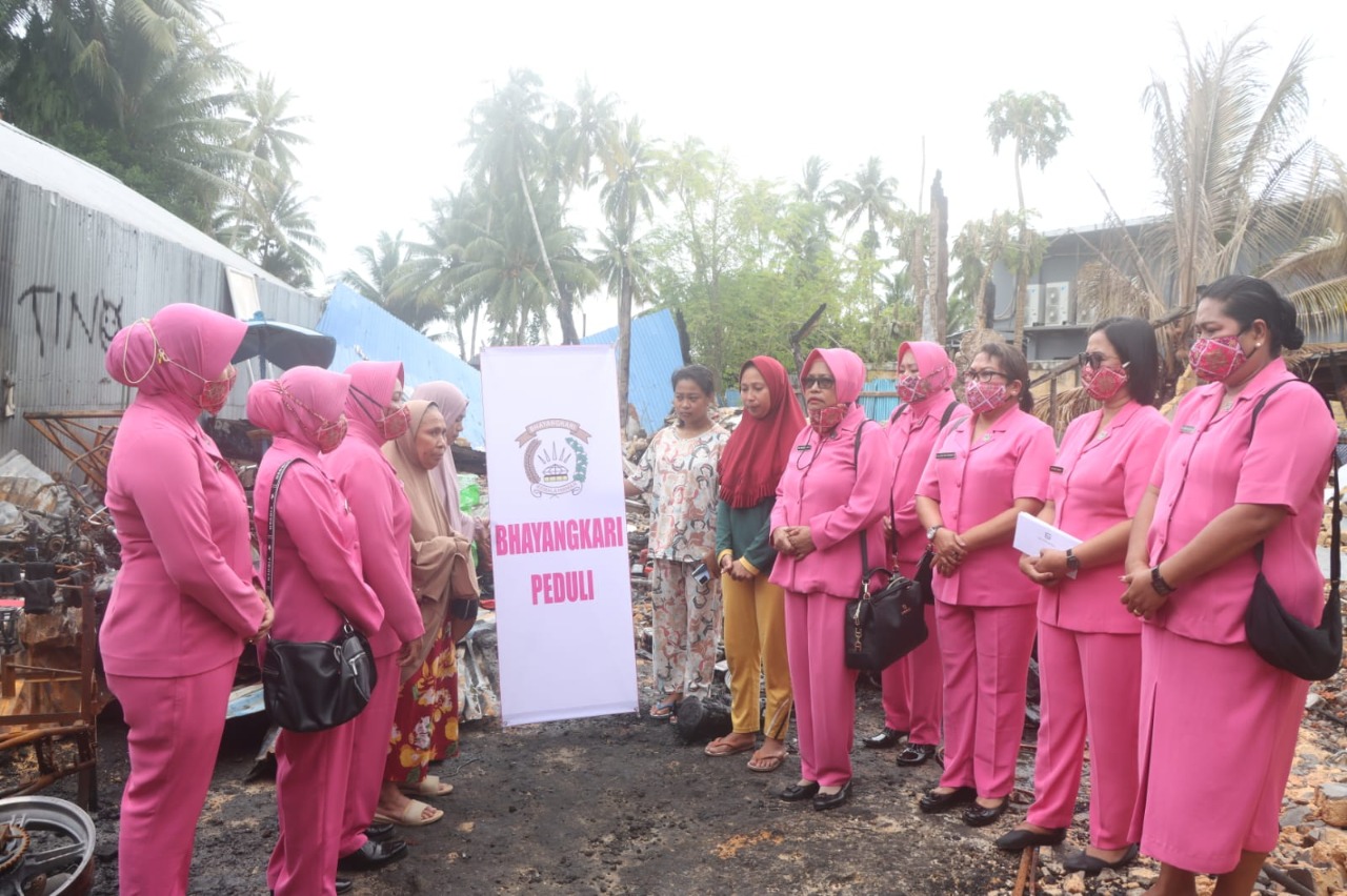Peduli Korban Kebakaran, Bhayangkari Cabang Supiori Gelar Bakti Sosial
