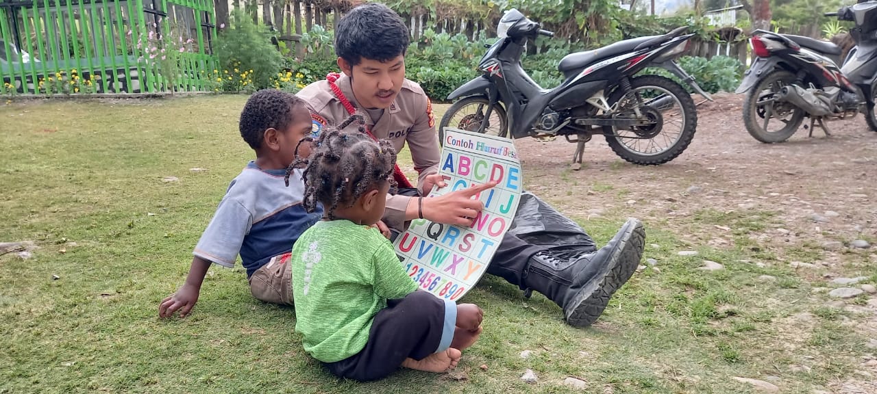 Tak Henti- Hentinya, Satgas Ops Damai Cartenz Terus Laksanakan Program Polisi Pi Ajar Di Kabupaten Puncak