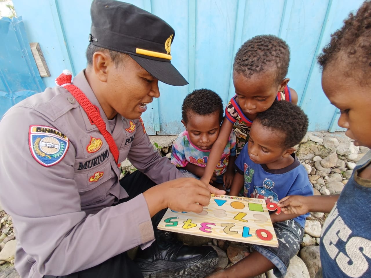 Belajar Sambil Bermain, Polisi Kenalkan Dunia Pendidikan Pada Generasi Emas Papua