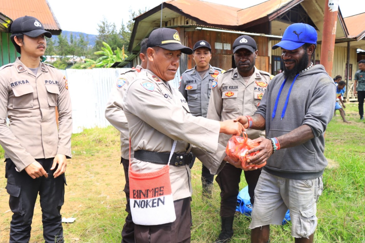 Sambut Bulan Penuh Kasih, Binmas Noken Berikan Bantuan Kepada Pemuda Di Kabupaten Puncak