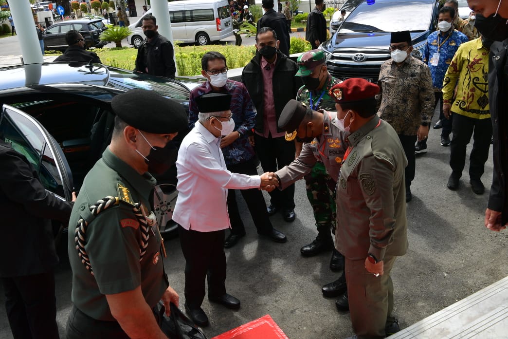 Wakapolda Papua Dampingi Wakil Presiden RI Tinjau Ruang Sekretariat Badan Pengarah Papua (BPP) dan Pembahasan Pelaksanaan Otsus Papua