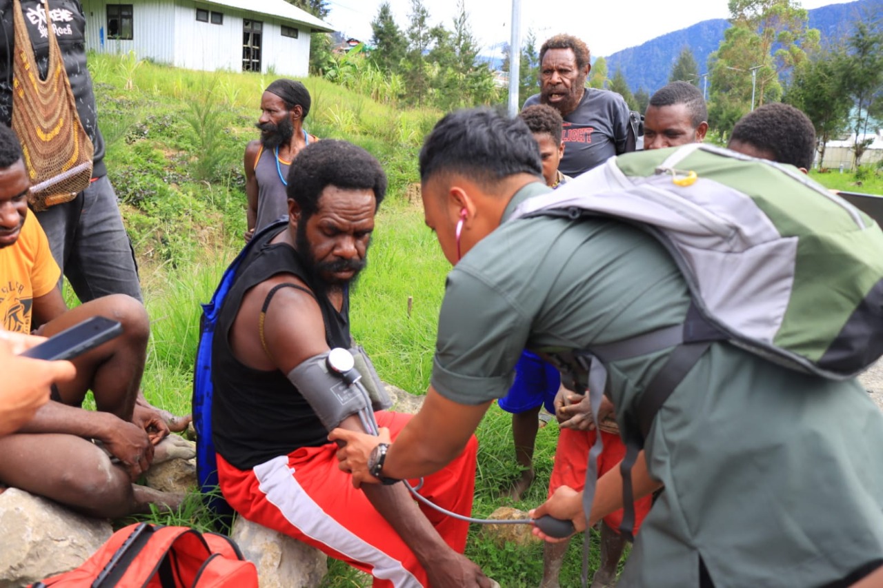 Tak Henti Hentinya, Tim Medis Polri Berikan Pelayanan Kesehatan Kepada Masyarakat di Puncak