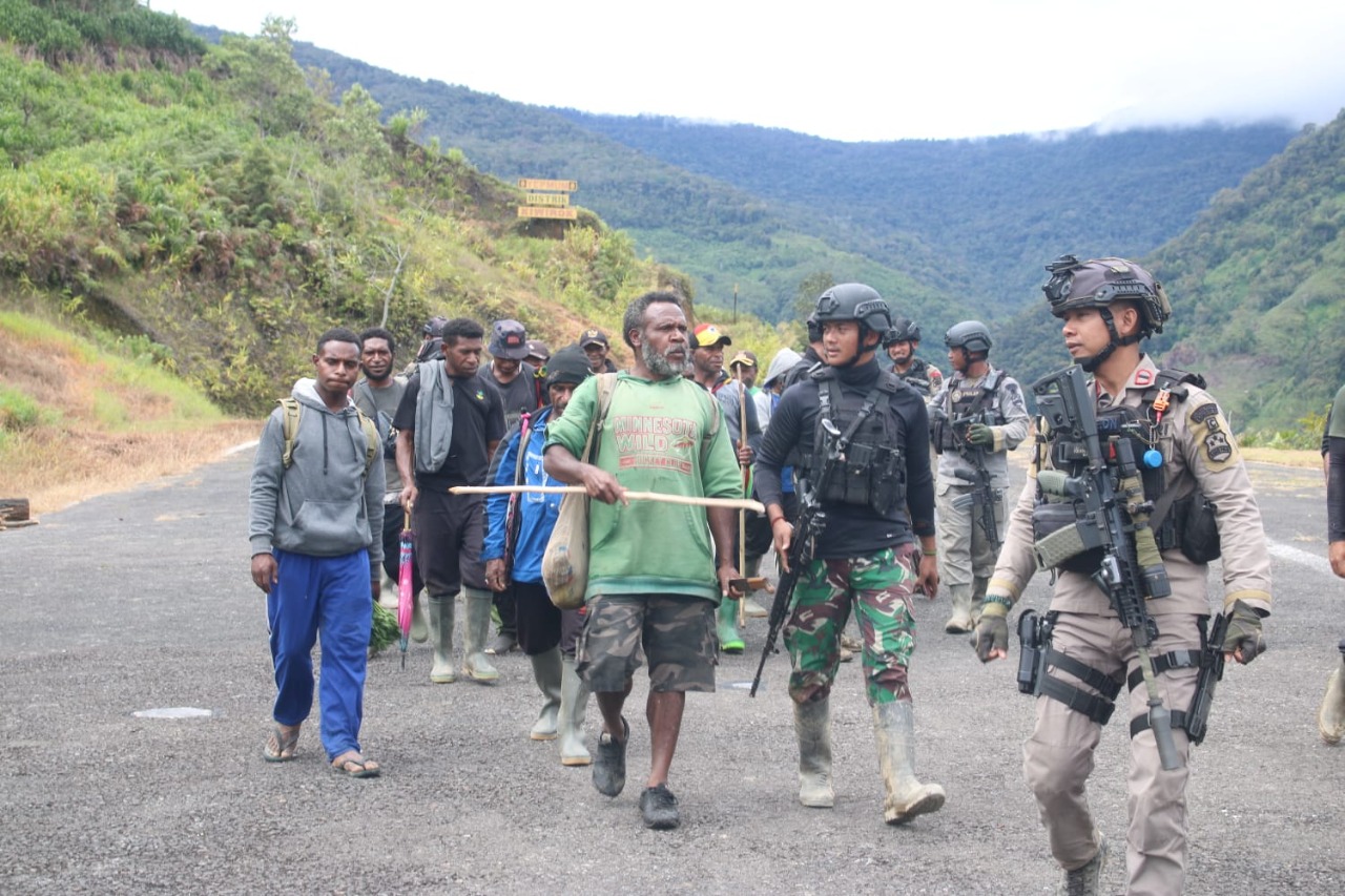 Raut Wajah Gembira Ditunjukkan Masyarakat Kiwirok Saat Tiba di Kampung Halamanya