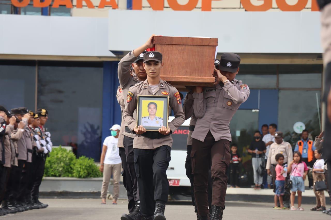 Jenazah Brigpol M. Yushdar Korban Penembakan Tiba di Jayapura