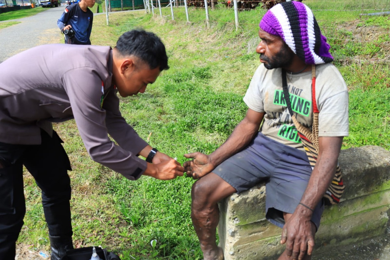 Tingkatkan Kesehatan Masyarakat, Tim Medis Polri Berikan Pengobatan Kepada Masyarakat Di Kampung Kimak