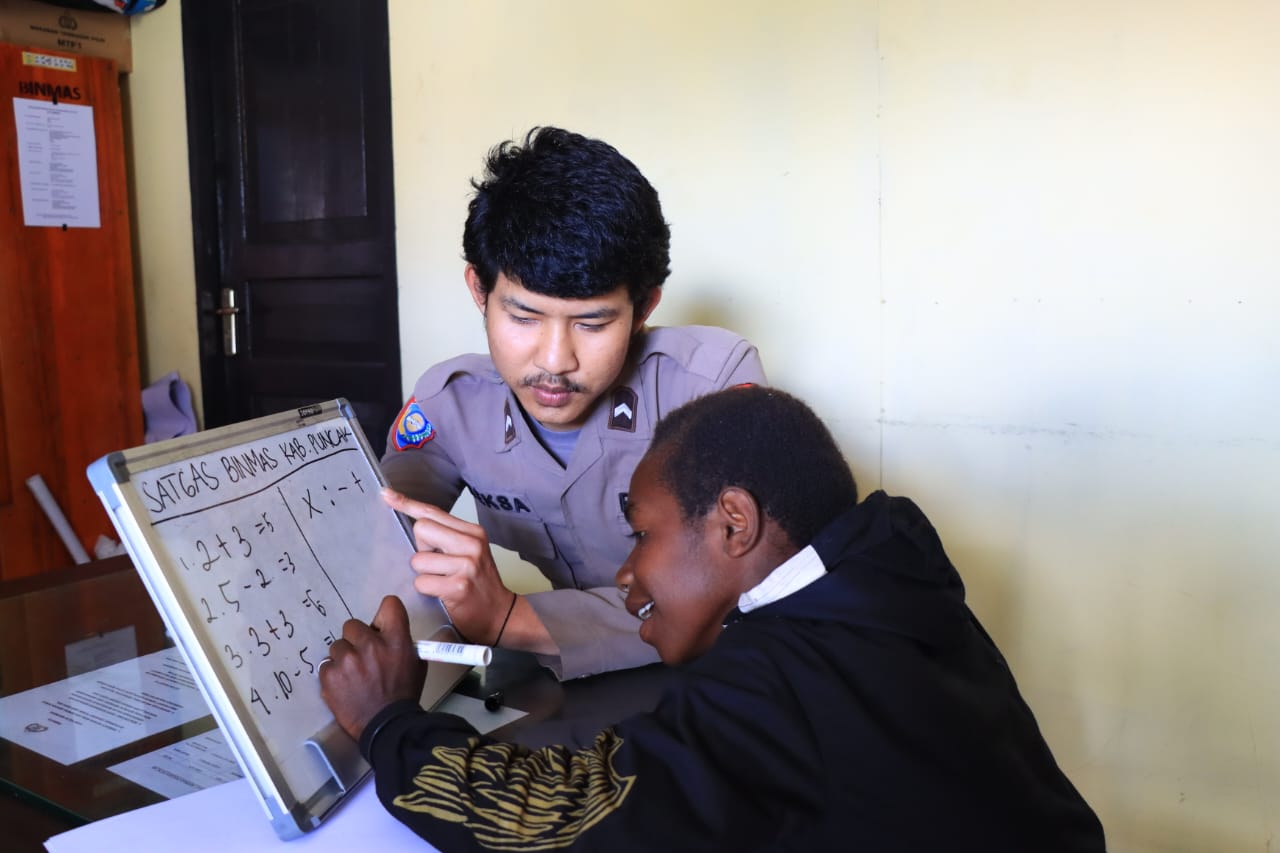 Binmas Noken Laksanakan Program Polisi Pi Ajar di Kabupaten Puncak