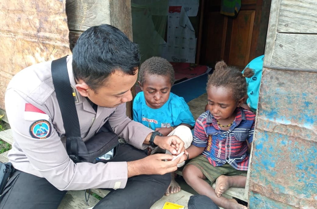 Tim Medis Damai Cartenz di Intan Jaya Door To Door Dalam Memberi Layanan Kesehatan Bagi Masyarakat