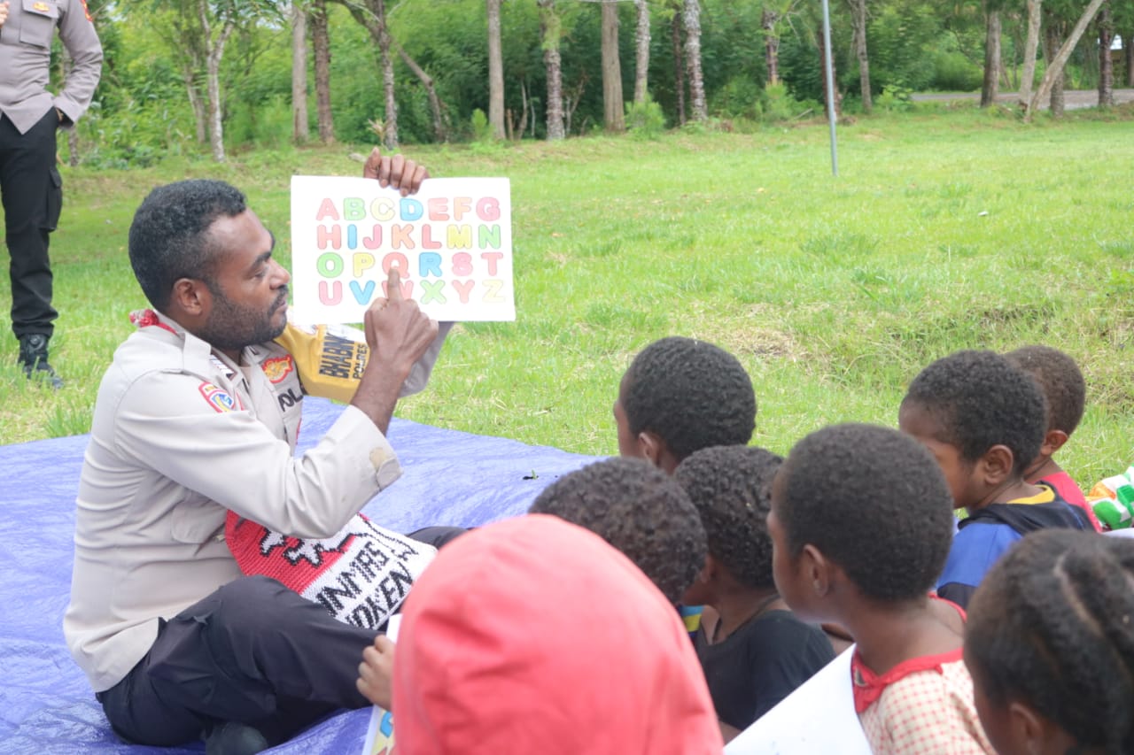 Majukan Pendidikan di Jayawijaya, Binmas Noken Ajarkan Membaca dan Menulis di Kampung Yagara