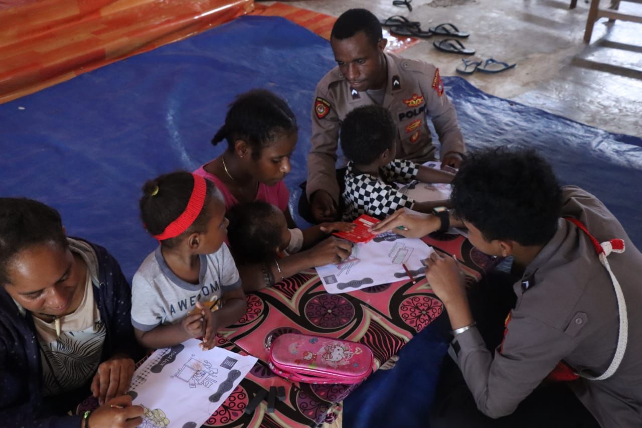 Asah Kreativitas, Binmas Noken Ajak Anak-anak Yahukimo Menggambar dan Mewarnai