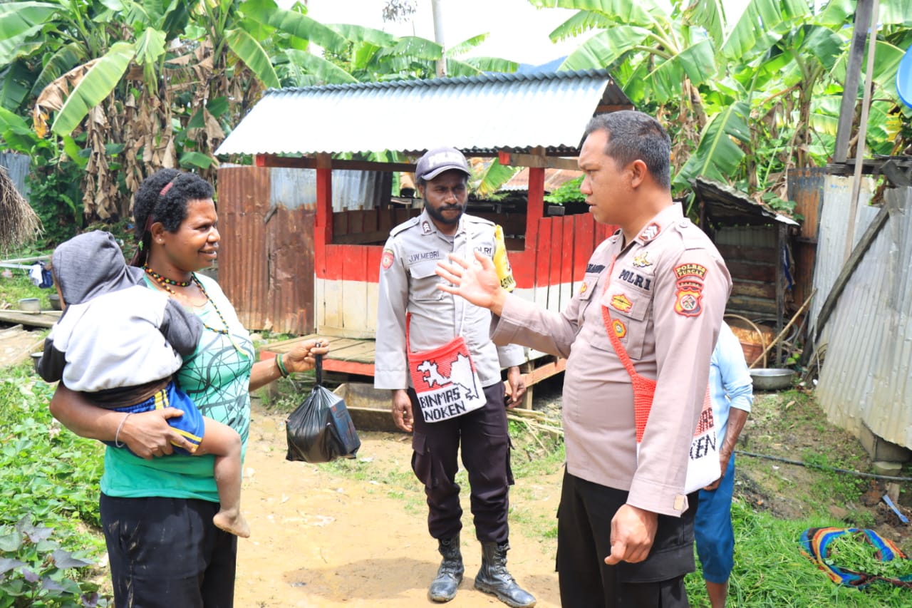 Pastikan Perkembangan Ternak, Binmas Noken Polri Tinjau Spot Peternakan Milik Bapak Alius Tabuni