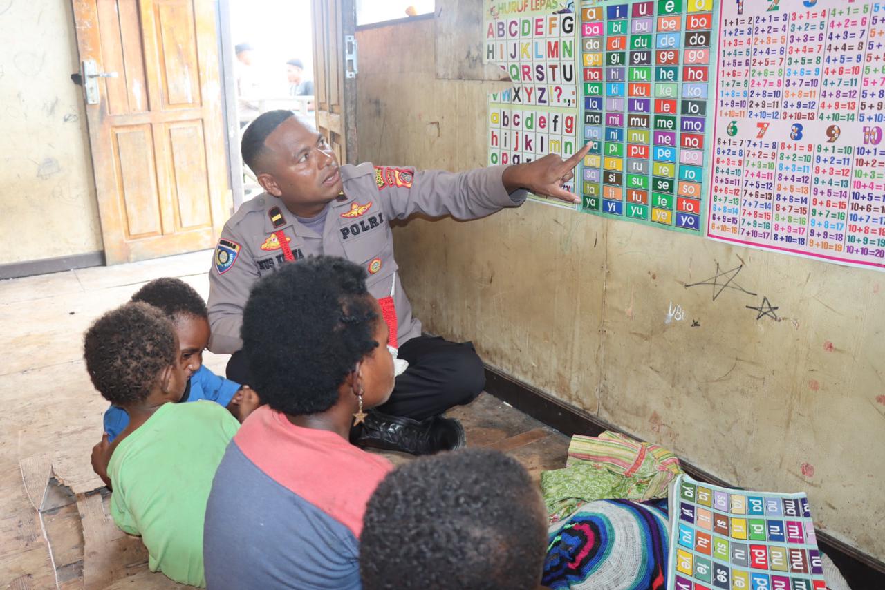 Gencarkan Program SI-IPAR Binmas Noken Ajarkan Membaca Dan Berhitung di Kampung Embua Tengah