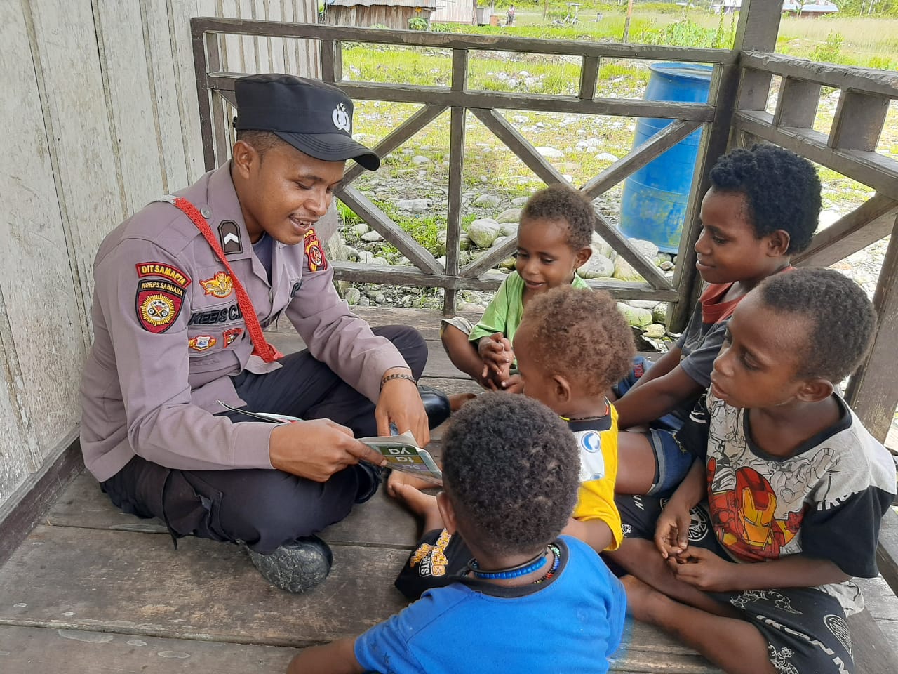 Lewat Program Si Ipar, Binmas Noken Nduga Ajarkan Anak Usia Dini Mengenal Huruf dan Angka